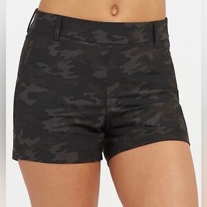 NWT SPANX Sunshine Shorts 4” Pull On 4-Way Stretch Size Black Camo SZ: L